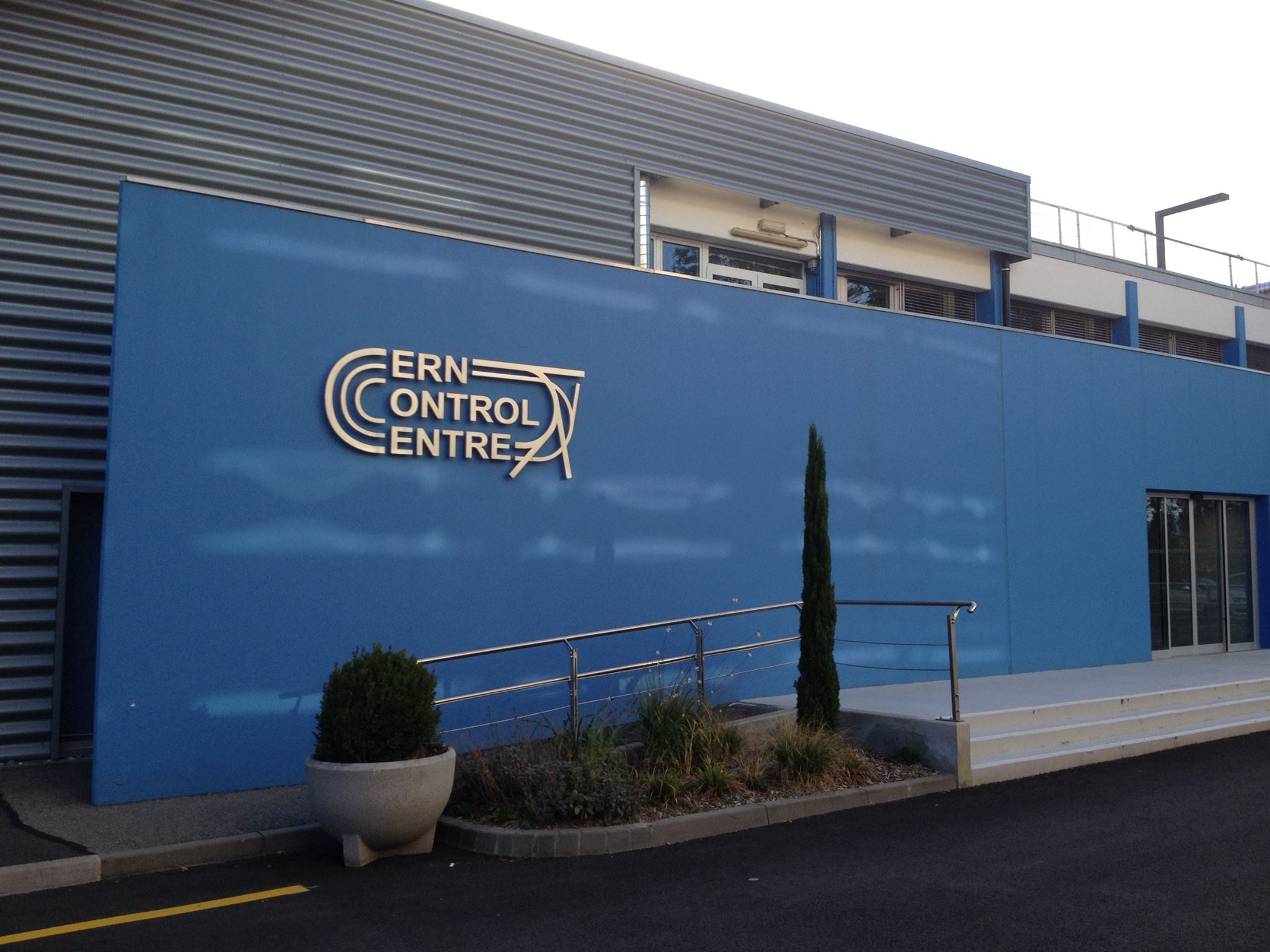 Facciata ingrezzo CERN